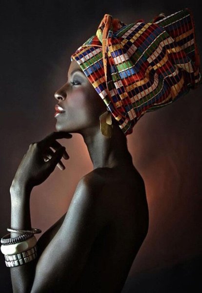 Женщина в чалме в профиль