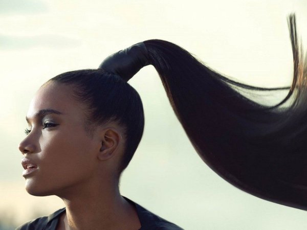 Девушка с хвостом со спины