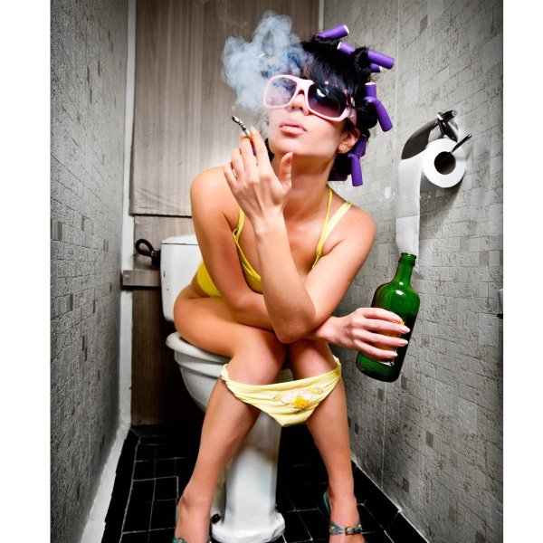 Девушка на унитазе с сигаретой