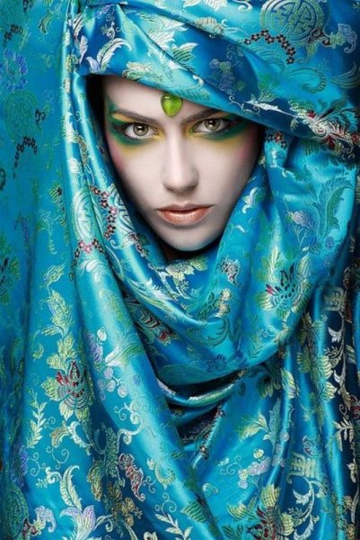 Портрет девочки в голубом платке