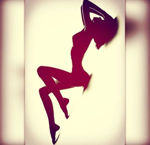 Силуэт девушки с сердцем в руках