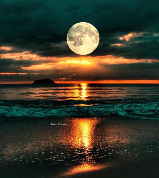 Луна над морем