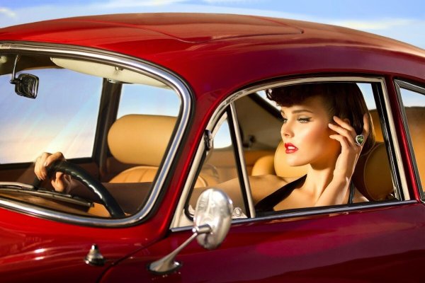Девушка за рулем ретро авто