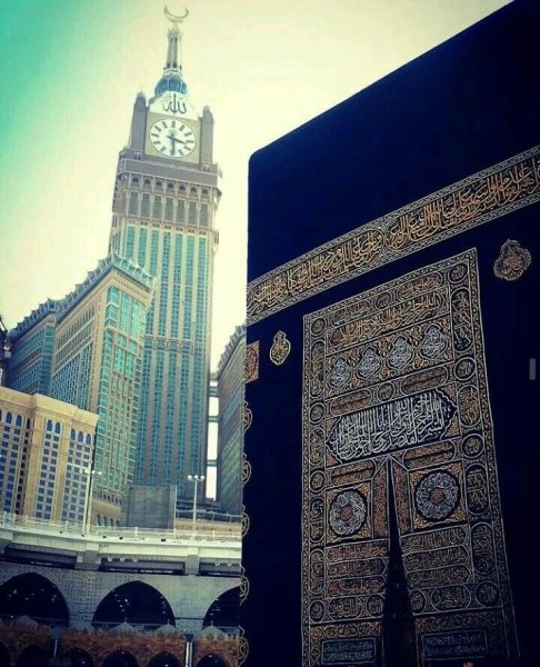 Здание в виде Корана