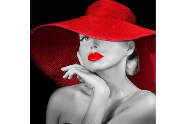 Девушка в шляпе с красными губами