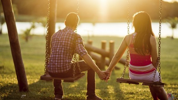 Влюбленные на качелях