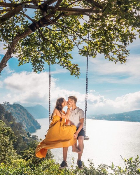 Влюбленные на качелях