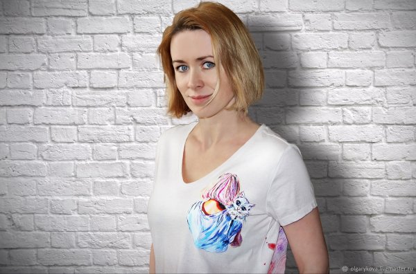 Девочка с футболкой Питер