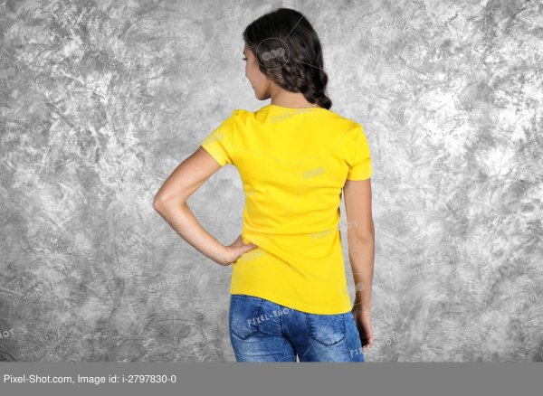 Девушка в белой футболке на фоне стены