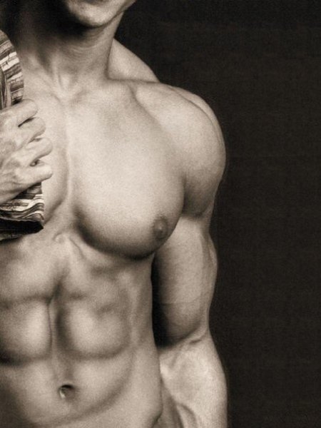 Накаченное мужское тело без головы