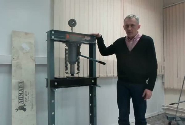 Гидравлический пресс с перевернутым домкратом
