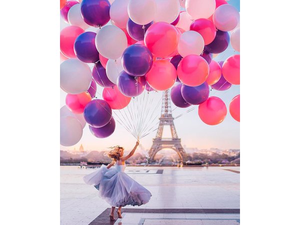 Девушка с воздушными шарами в Париже