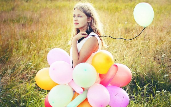 Девушка с шариками