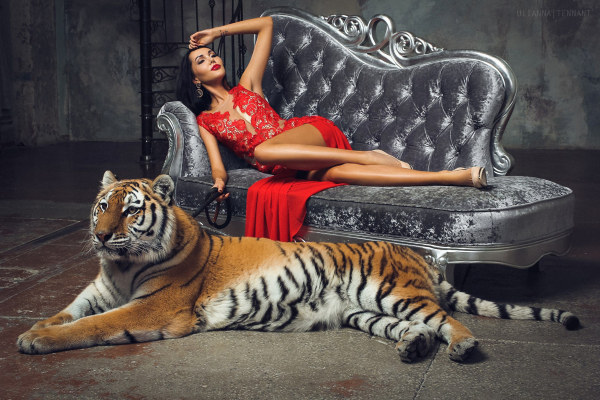 Девушка и леопард