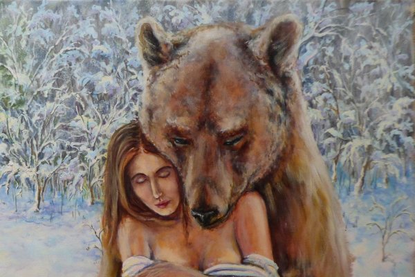 Медведь защищает девушку