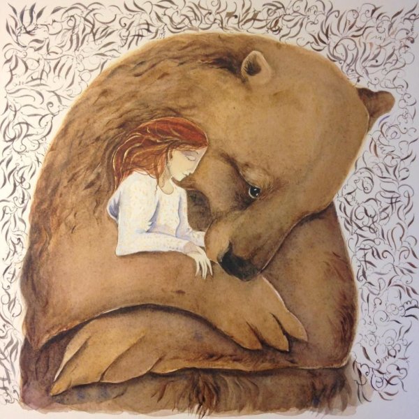 Девочка обнимает медведя