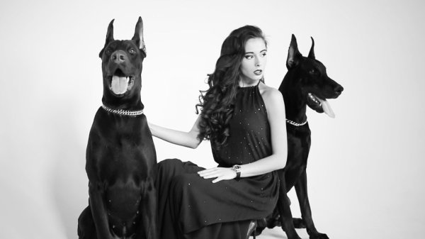 Рыжая девушка с доберманом