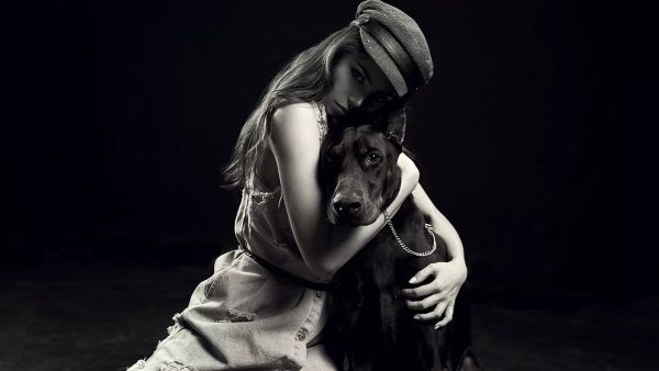 Девушка с доберманом со спины