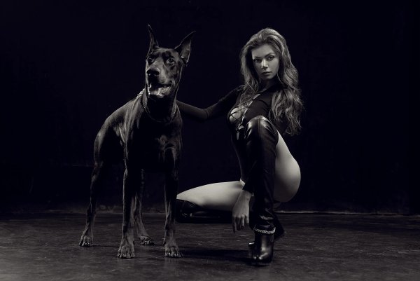 Блондинка с доберманом