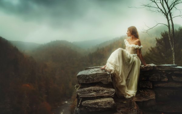 Девушка под деревом