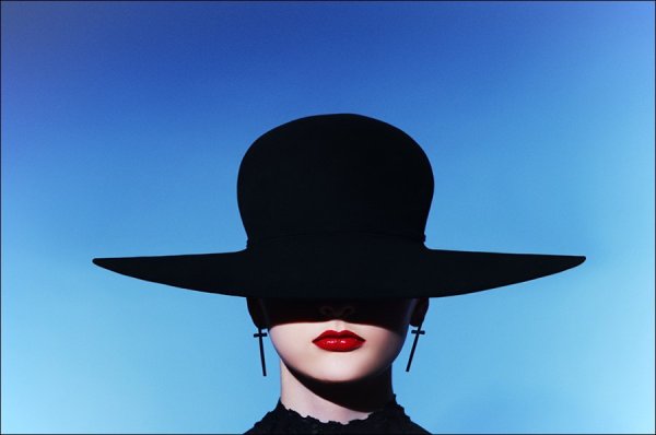 Шляпа и губы