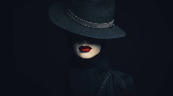 Женщина в черной шляпе