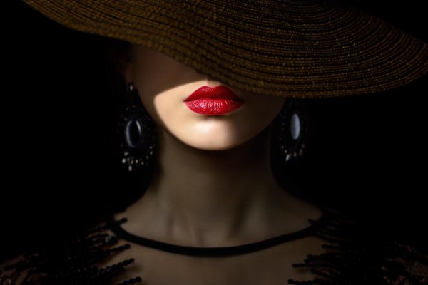 Шикарная женщина в шляпе