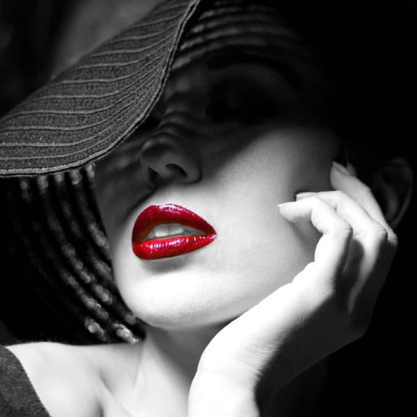 Девушка с красными губами