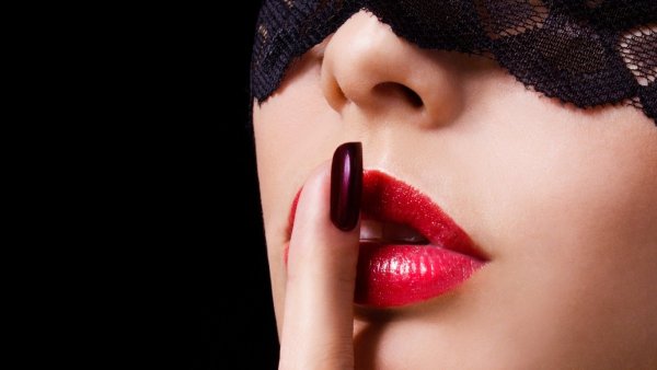 Девушка с красными губами на черном фоне