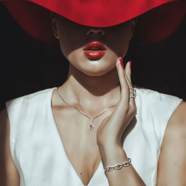 Девушка в шляпе с красными губами