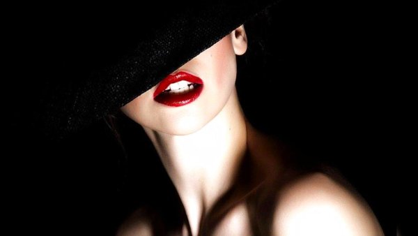 Женщина в черной шляпе с красными губами
