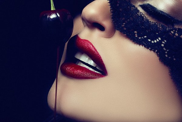 Девушка с вишней