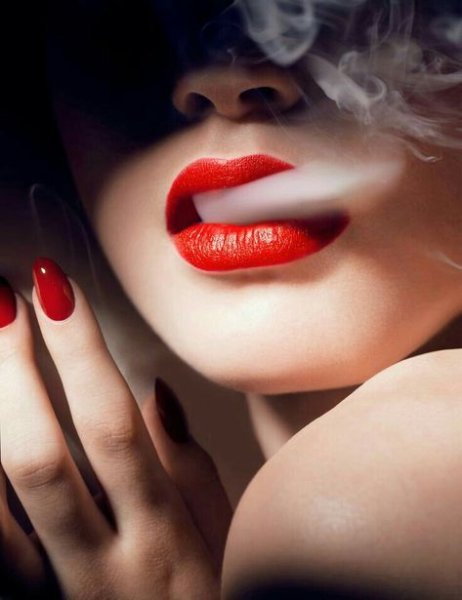 Девушка с красными губами и сигаретой