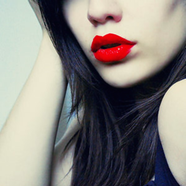 Девушка с красными губами