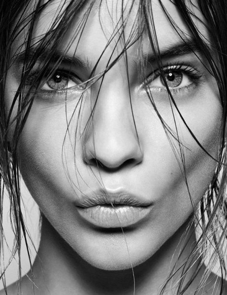 Барбара Палвин чб портрет