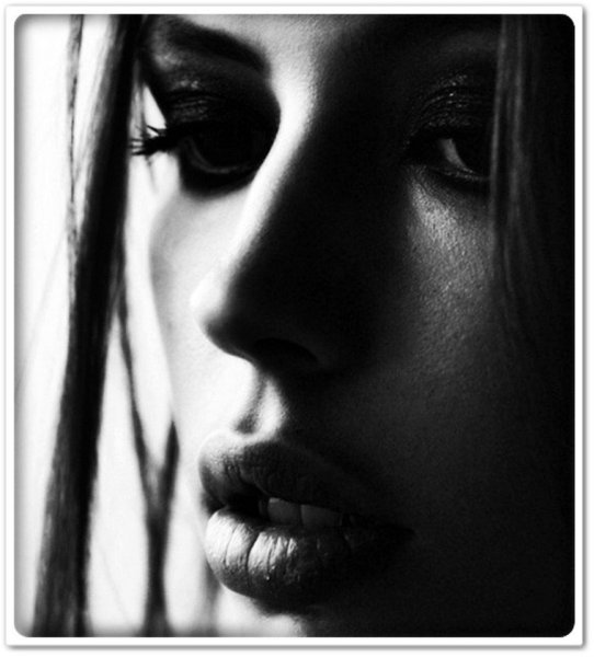 Обиженная красивая девушка