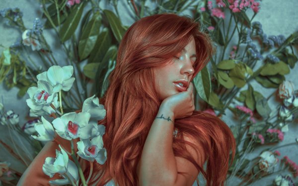 Рыжая девушка с цветком
