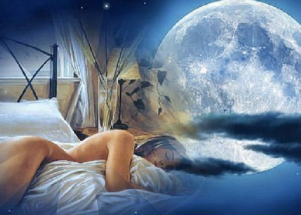 Девушка спит и видит сон