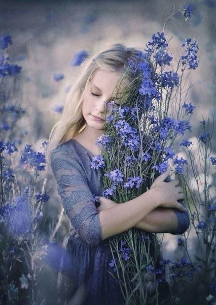 Девочка с полевыми цветами