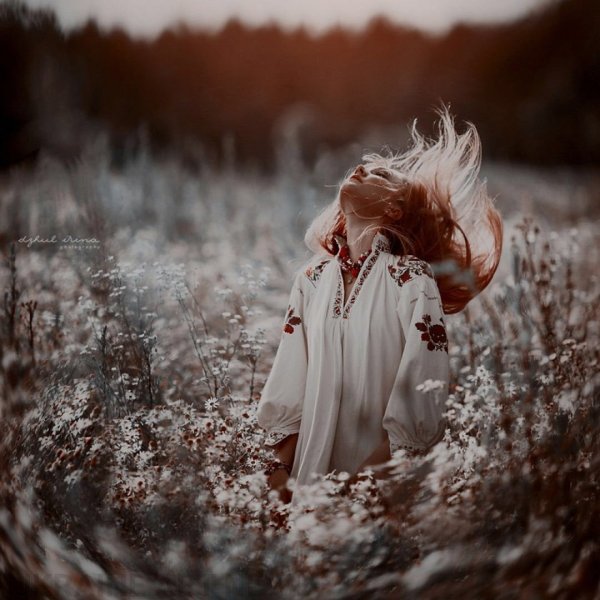 Девушка на мостике