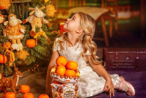 Девушка с мандаринами