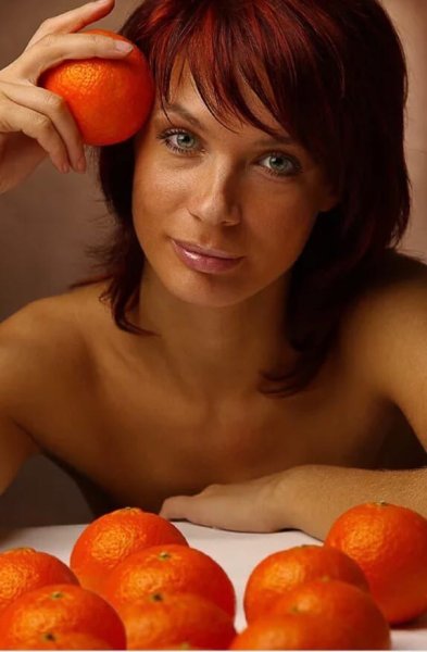 Девушка ест мандарин