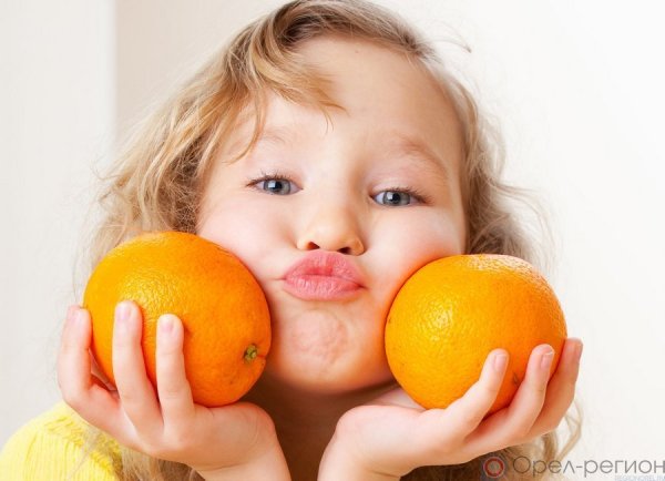 Девочка с мандаринами