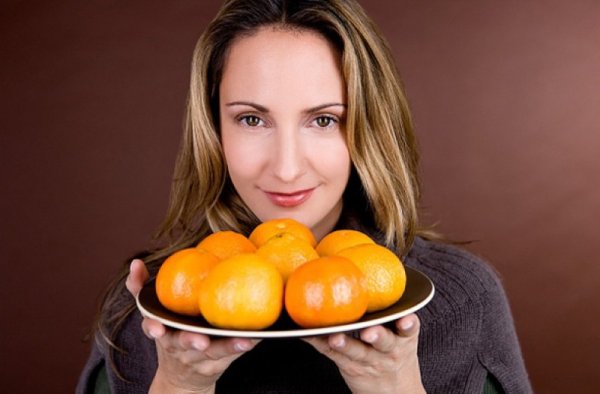 Девушка с мандаринами