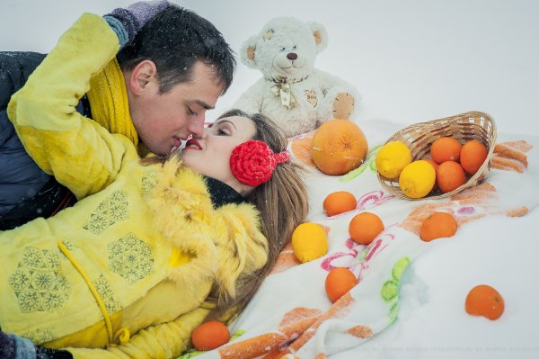 Девушка с мандаринами