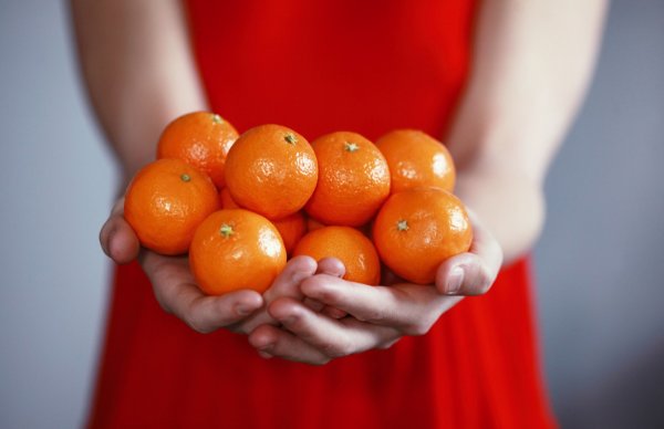 Девушка с мандаринами