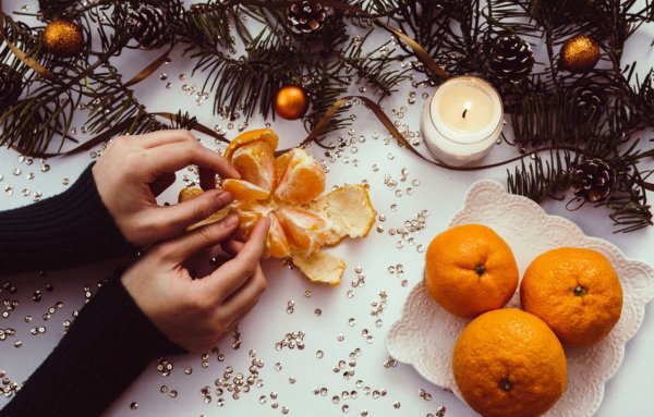 Новогодние мандарины в руках