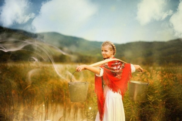 Девушка с коромыслом и ведрами