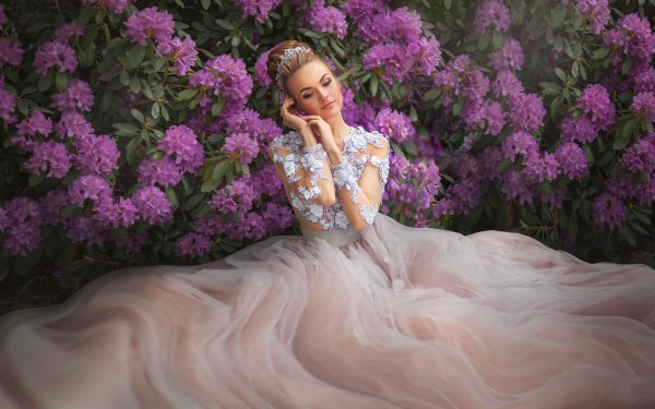 Картина девушка в розовом платье в саду
