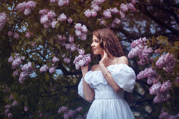 Девушка в саду